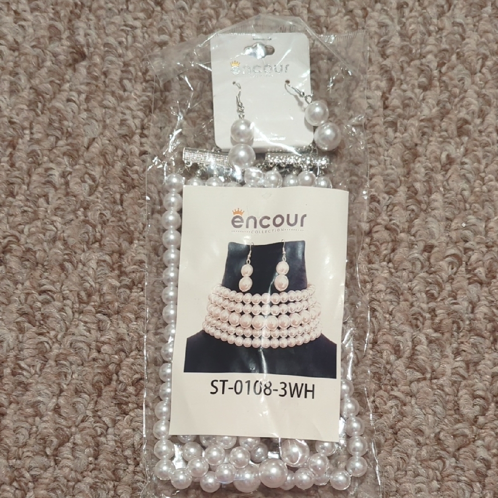 🟢 NWT Stacked Pearl Necklace With Matching Earrings